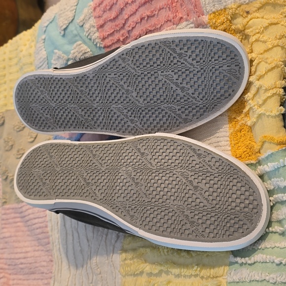 NIB Eddie Bauer Black Sneakers - Picture 2 of 5